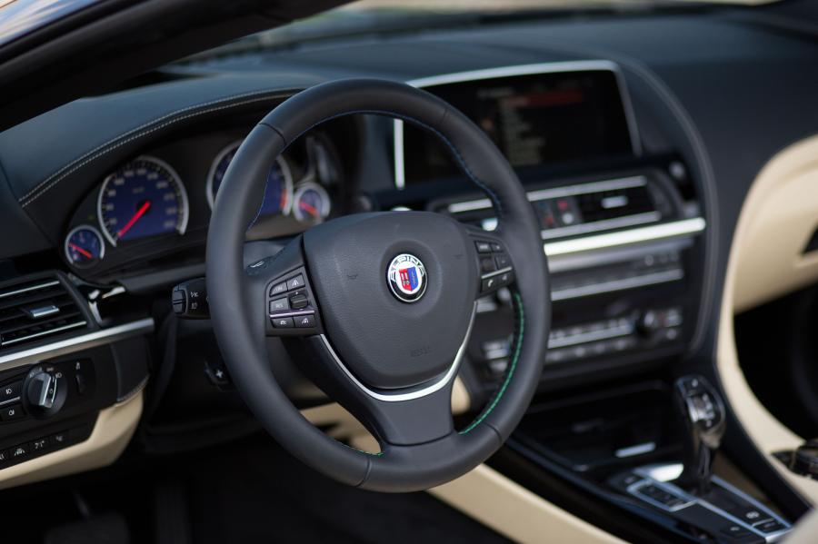 Интерьер Alpina B6 Bi-Turbo Cabrio Edition 50 (F12) 2015 года  (фото 15 из 26)